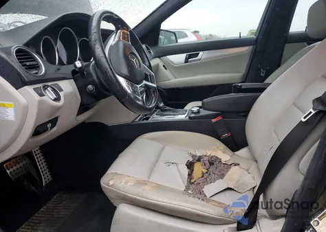 2013 Mercedes-Benz C 250 z USA, uszkodzony, nr VIN WDDGF4HB9DA769807